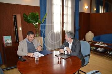 El senador nacionalista Fernando Clavijo durante la visita a Telde (Foto TA)